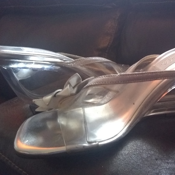 EUC Renica Floral Silver & Clear Wedge Size 6.5 - Picture 3 of 5